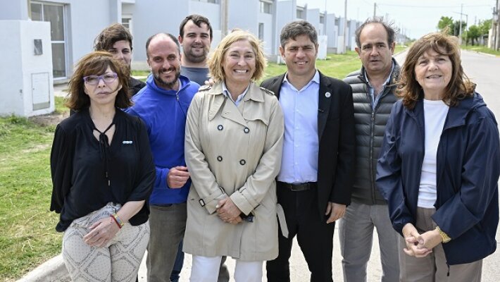 Kicillof recorri贸 los avances de obras de viviendas en Carlos Tejedor