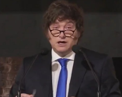 Una entrevista y mensajes en las redes: Milei en el d铆a despu茅s del triunfo de LLA