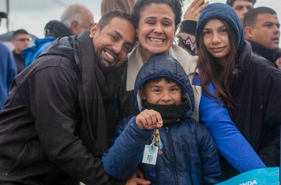 Kicillof entregó viviendas a familias de Villa Elvira